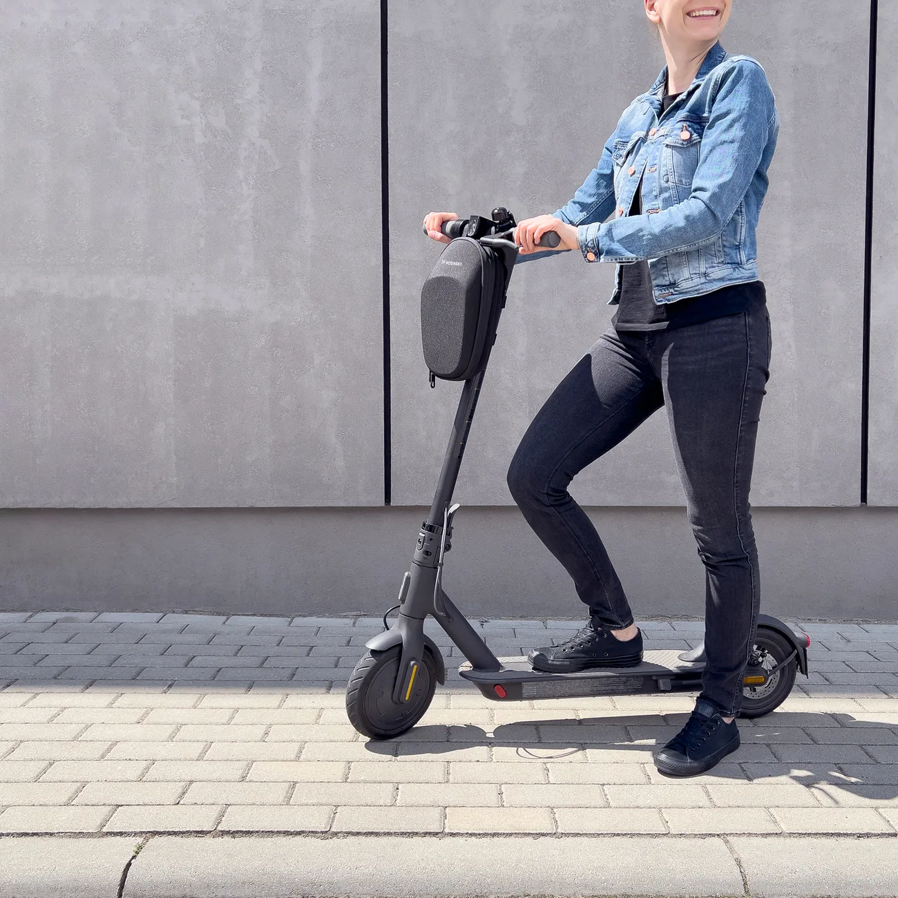 Vízálló kormánytáska robogókhoz, 4 l, fekete 5