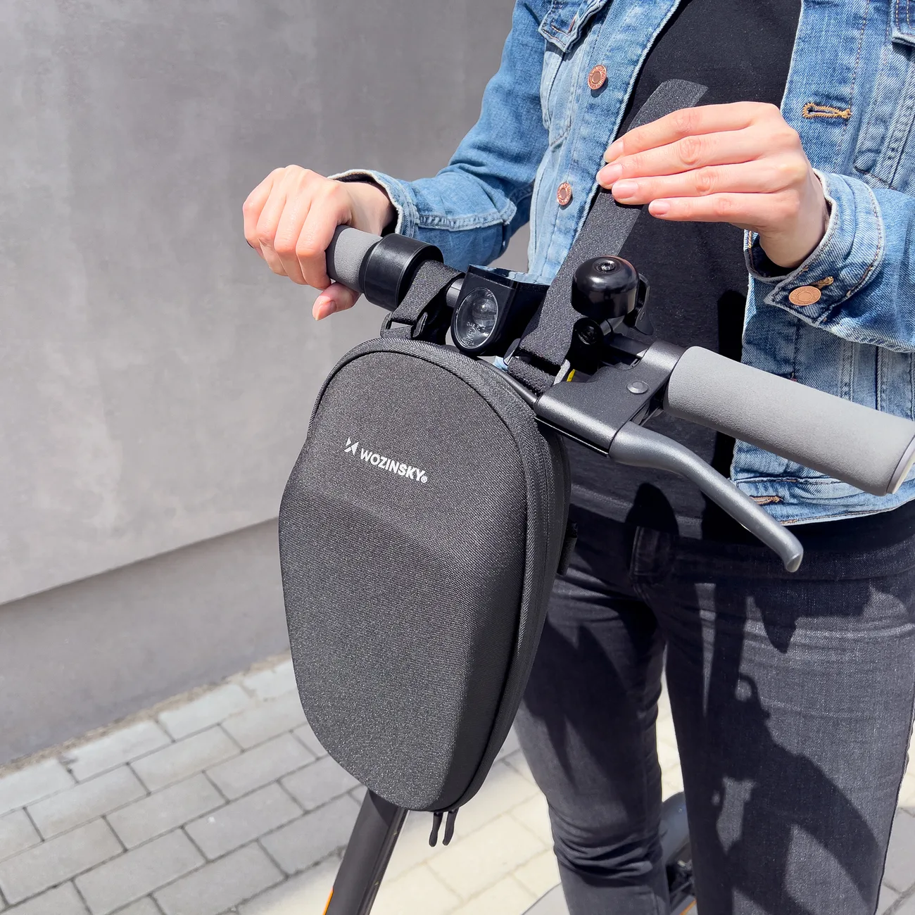 Vízálló kormánytáska robogókhoz, 4 l, fekete 6