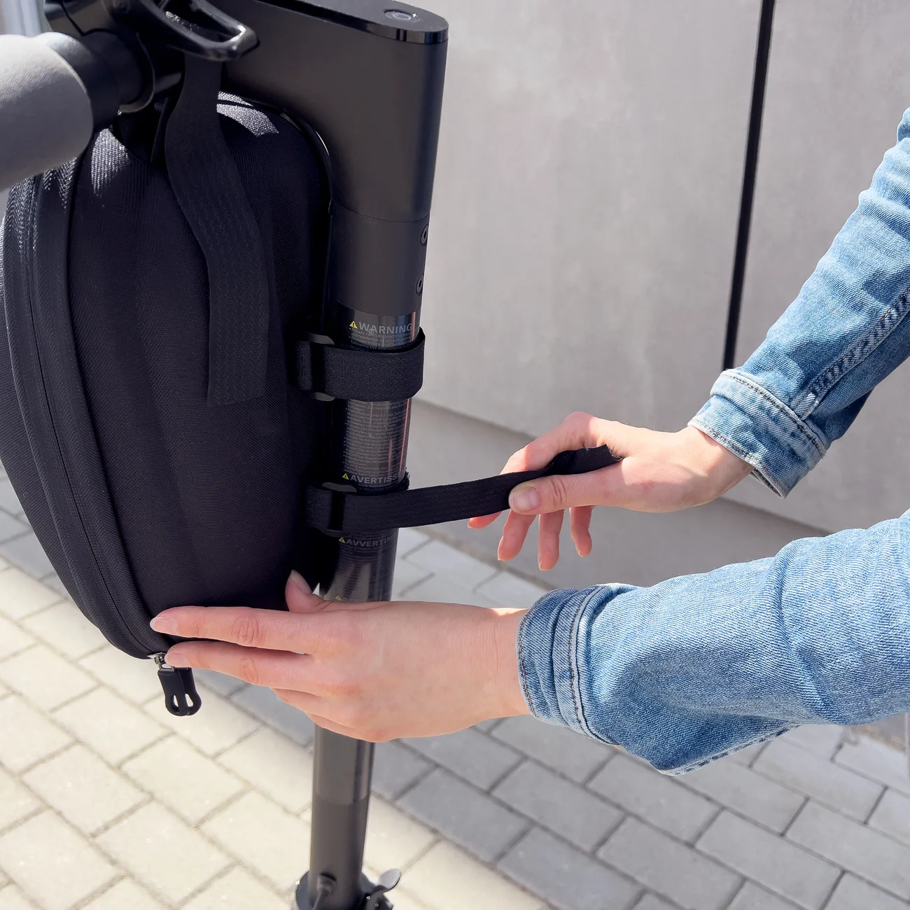 Vízálló kormánytáska robogókhoz, 4 l, fekete 7