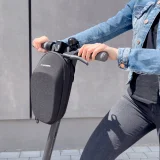 Vízálló kormánytáska robogókhoz, 4 l, fekete 8