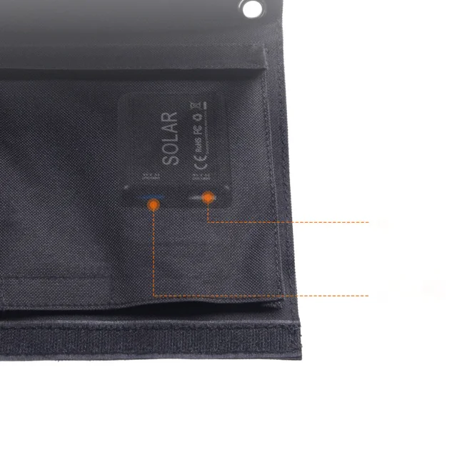 22 W-os, 2 USB-csatlakozóval ellátott, összecsukható, fekete utazó napelemes töltő