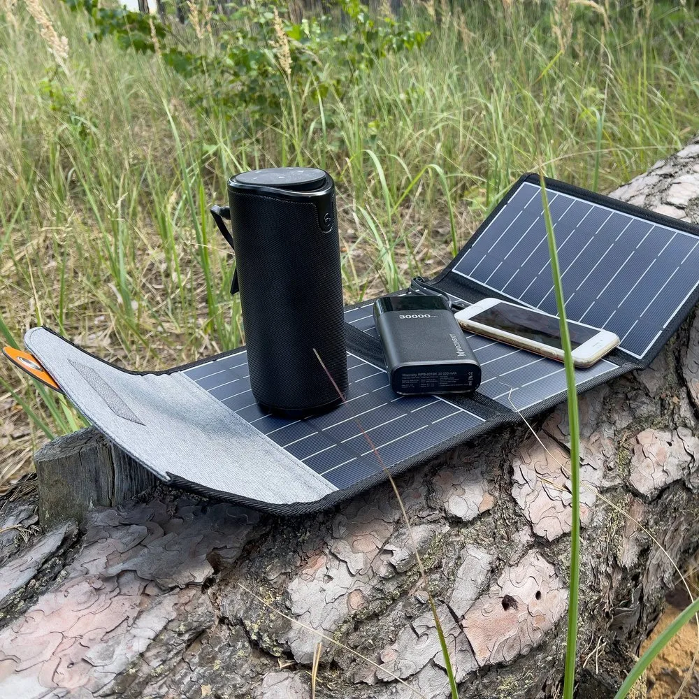 22 W-os, 2 USB-csatlakozóval ellátott, összecsukható, fekete utazó napelemes töltő 9