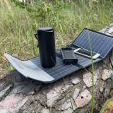 22 W-os, 2 USB-csatlakozóval ellátott, összecsukható, fekete utazó napelemes töltő 9