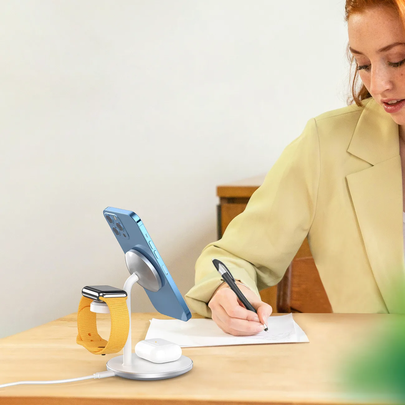 Vezeték nélküli indukciós töltő állvánnyal iPhone, Apple Watch és AirPods készülékekhez (fehér) 11