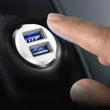 Mini automobilski punjač za telefon 2x USB zrnati automobilski punjač bijeli 10