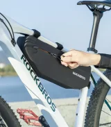 Vodotesná čierna cyklistická taška s objemom 3 l s upevnením na rám pomocou suchého zipsu 10
