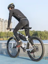 Vodotesná čierna cyklistická taška s objemom 3 l s upevnením na rám pomocou suchého zipsu 4