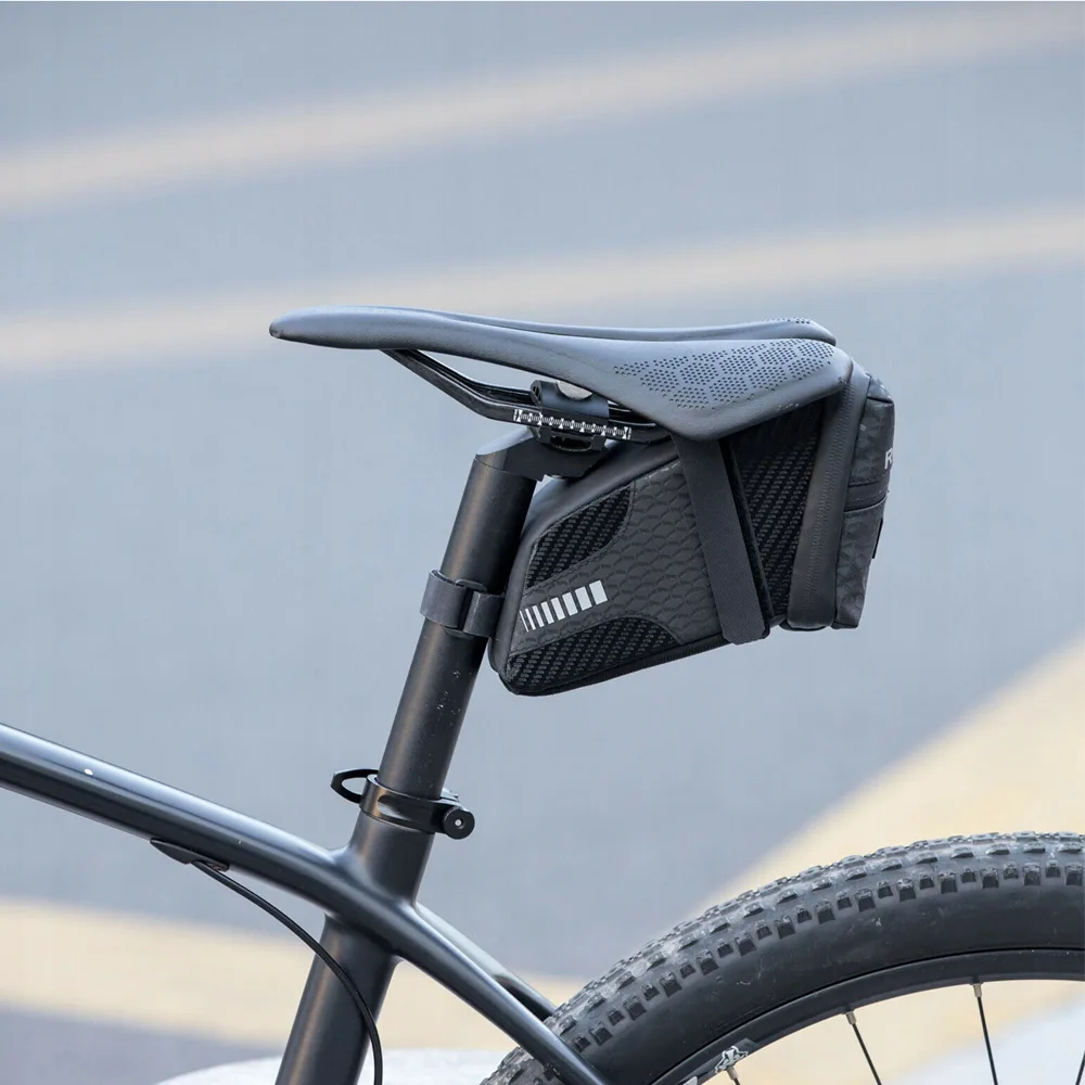 Torba rowerowa wodoodporna mocowana pod siodełko pojmność 1.5L czarna 10