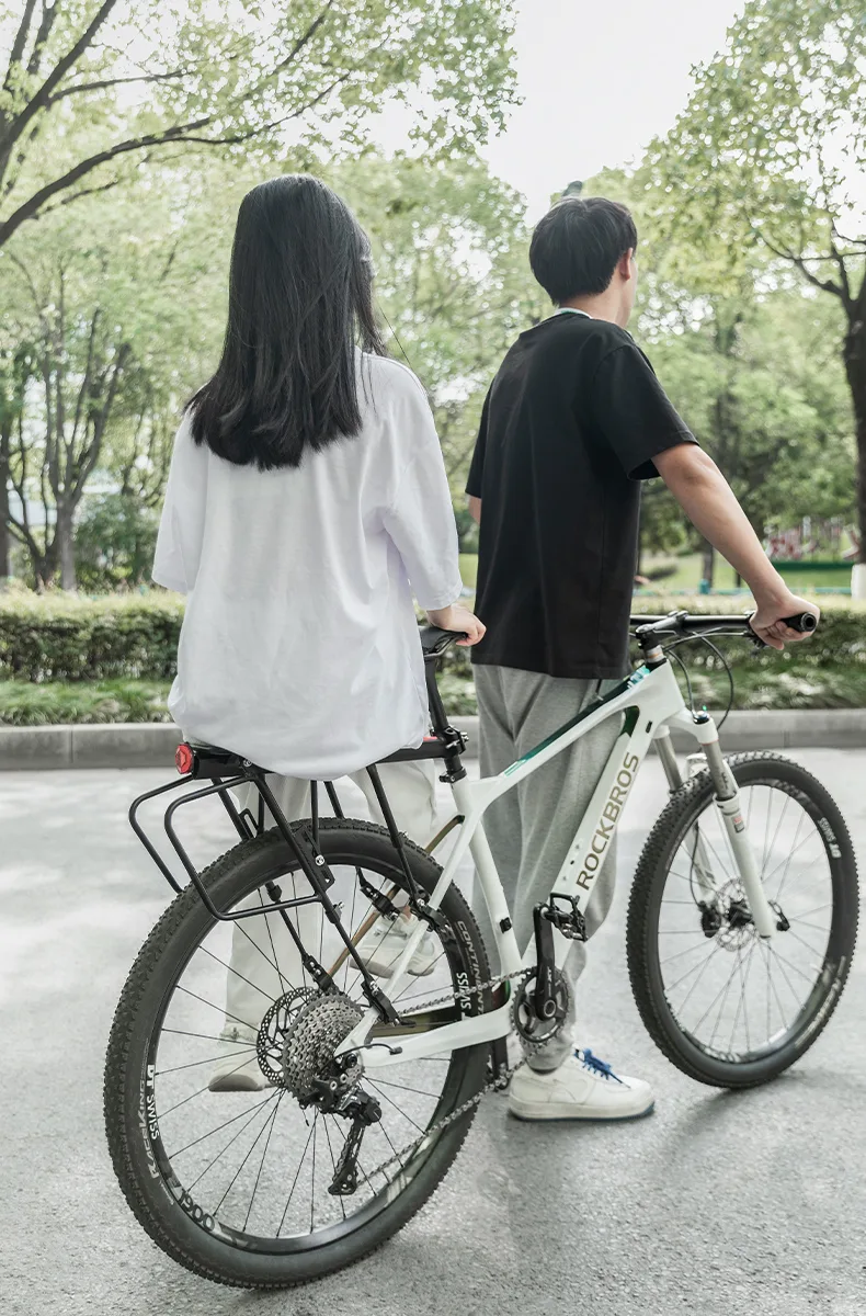 Odolný nosič na bicykel s policou, funkciou sedadla a LED zadným svetlom – čierny 11