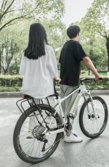 Odolný nosič na bicykel s policou, funkciou sedadla a LED zadným svetlom – čierny 11