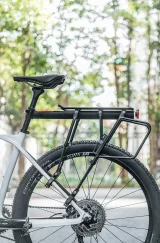 Odolný nosič na bicykel s policou, funkciou sedadla a LED zadným svetlom – čierny 7
