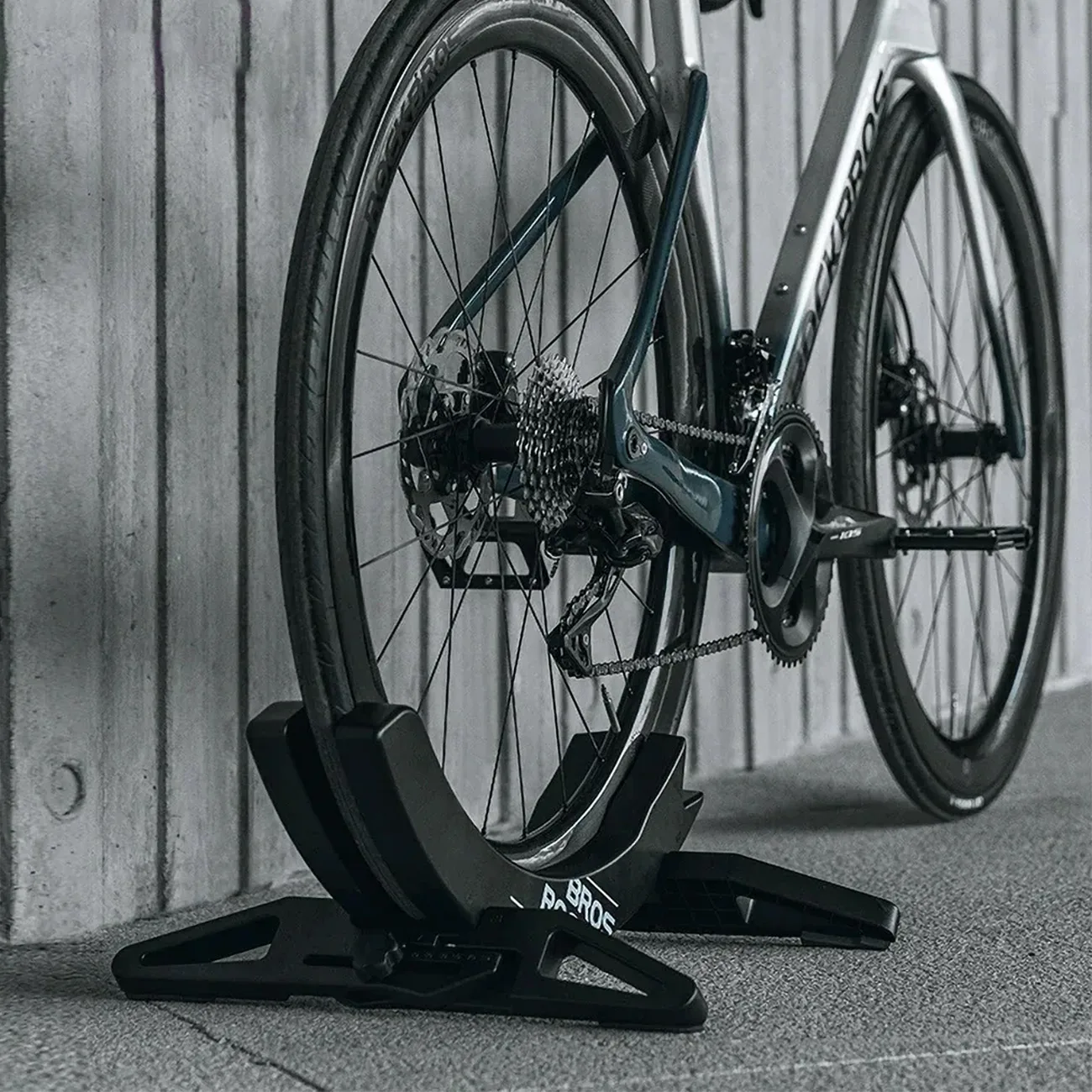 Suport pentru roata bicicletei cu lățime reglabilă (3–8 cm) – negru 8