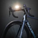 2-v-1 predné svetlo na bicykel s výkonom 150 lm pre montáž pod riadidlá s powerbankou 5000 mAh, IPX6 – čierne 11