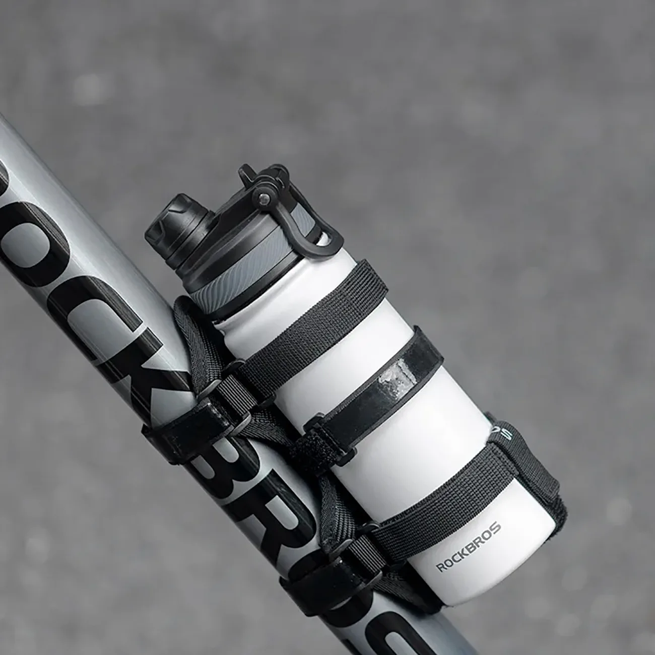 Suport pentru bicicletă cu benzi Velcro pentru fixarea pe ghidon a unui difuzor, a unei sticle de apă etc. - negru 4