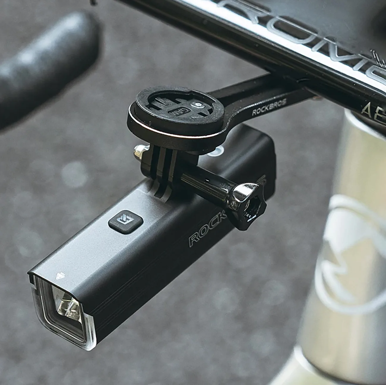 Predné svetlo na bicykel 5000 mAh, 1500 lm, IPX6 s držiakmi pre Garmin a GoPro – čierne 5