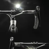 Predné svetlo na bicykel s výkonom 1000 lm s káblom USB-C na USB-A – čierne 10