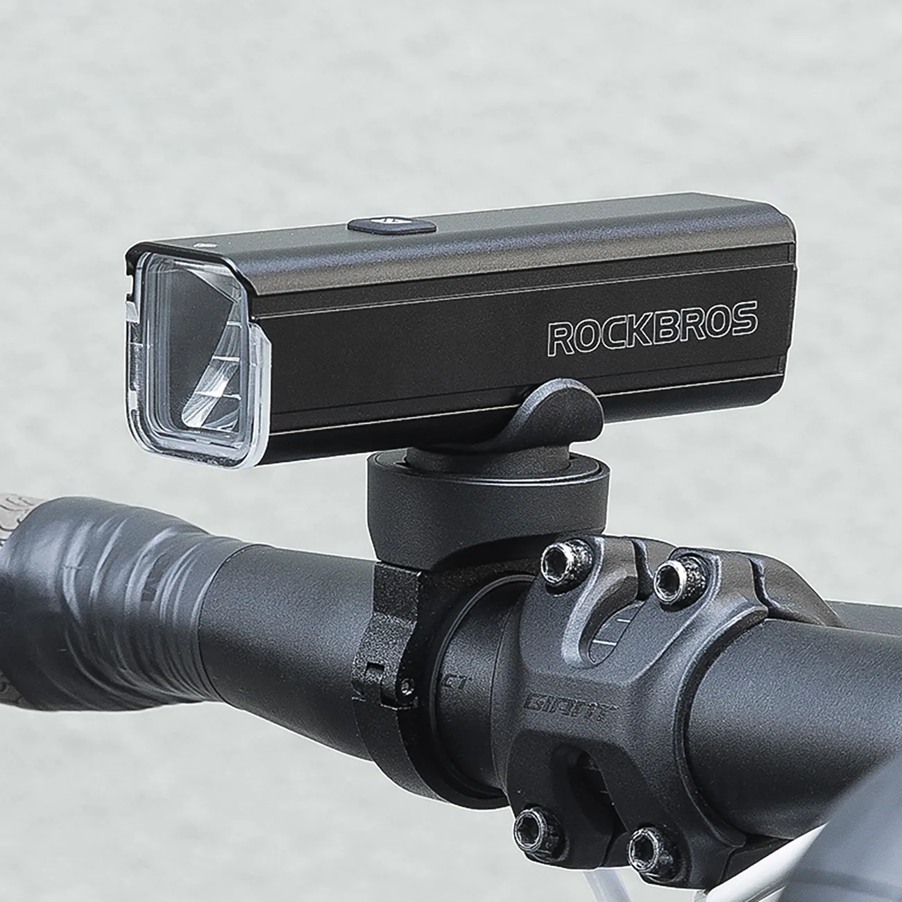 Predné svetlo na bicykel s výkonom 1000 lm s káblom USB-C na USB-A – čierne 7
