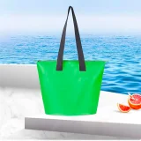 Vízálló PVC strandtáska vállpánttal, 11 l – zöld 5
