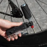 Zestaw narzędzi rowerowych multitool z pompką na naboje CO2 i kluczem grzechotkowym 10