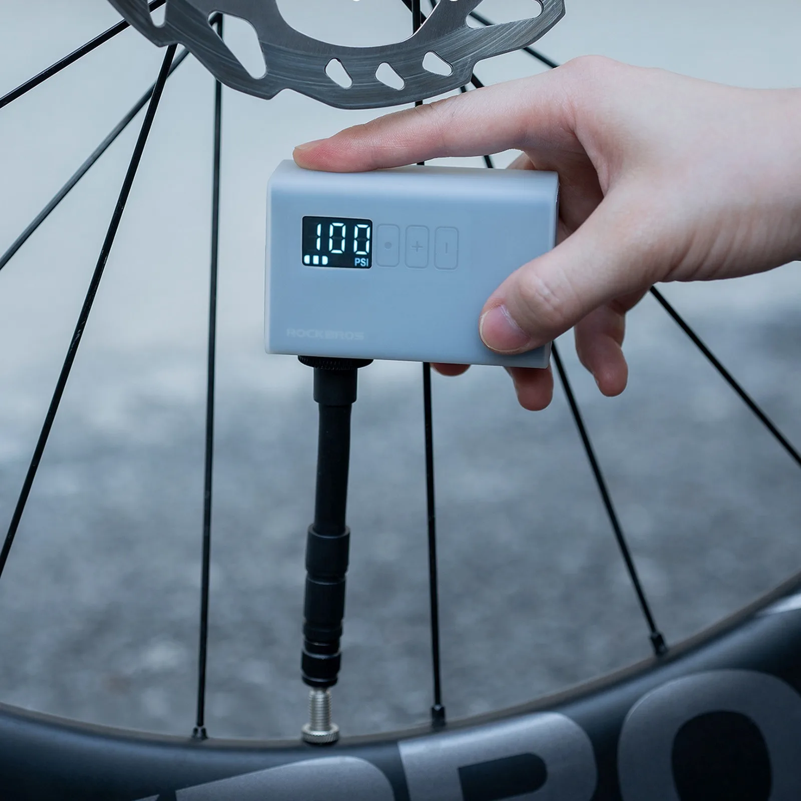 420 mAh LED biciklistička pumpa na baterije - 120 psi - crna 8
