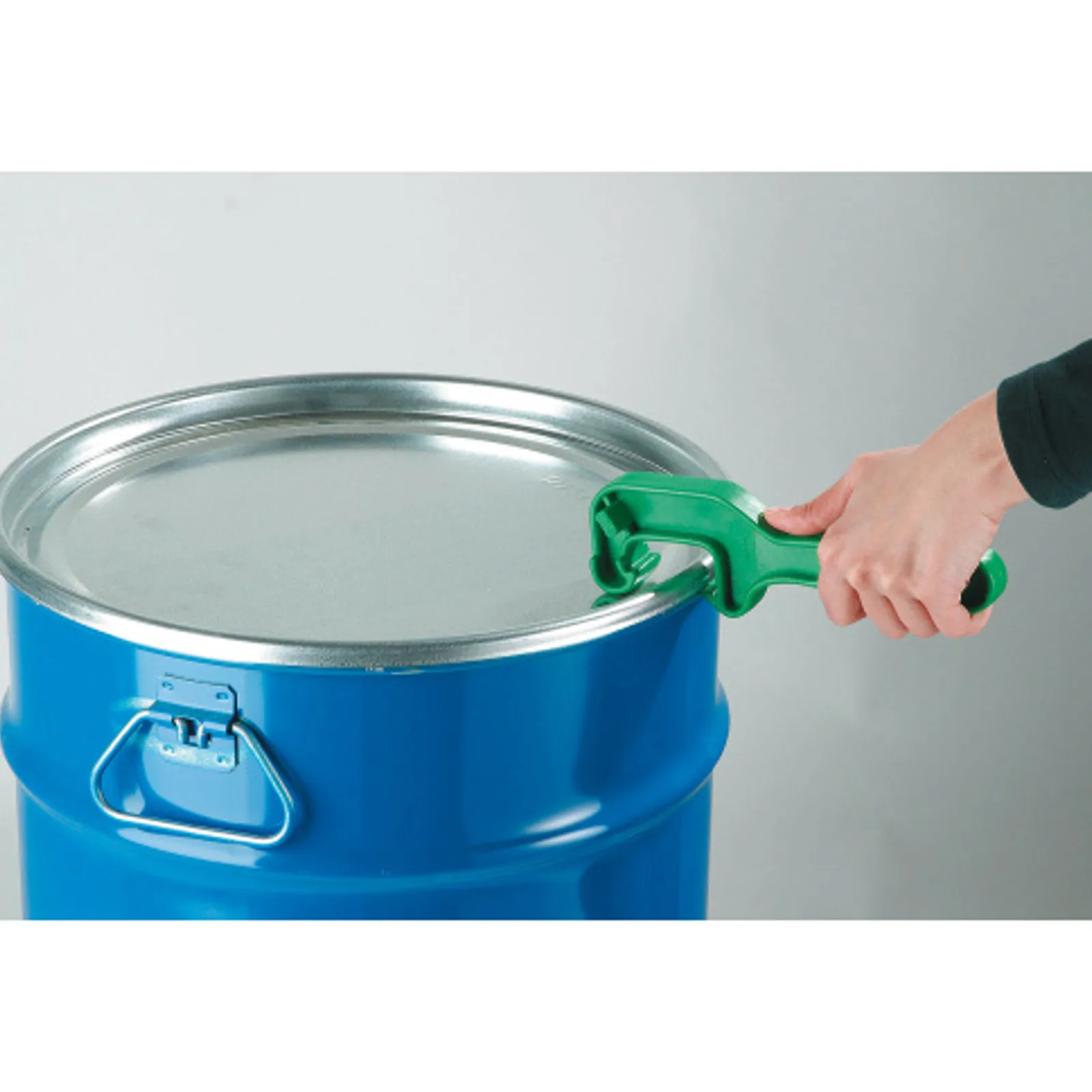 Kulcs 60 l-es és 200 l-es hordófedélhez, 2" és 3/4", műanyag