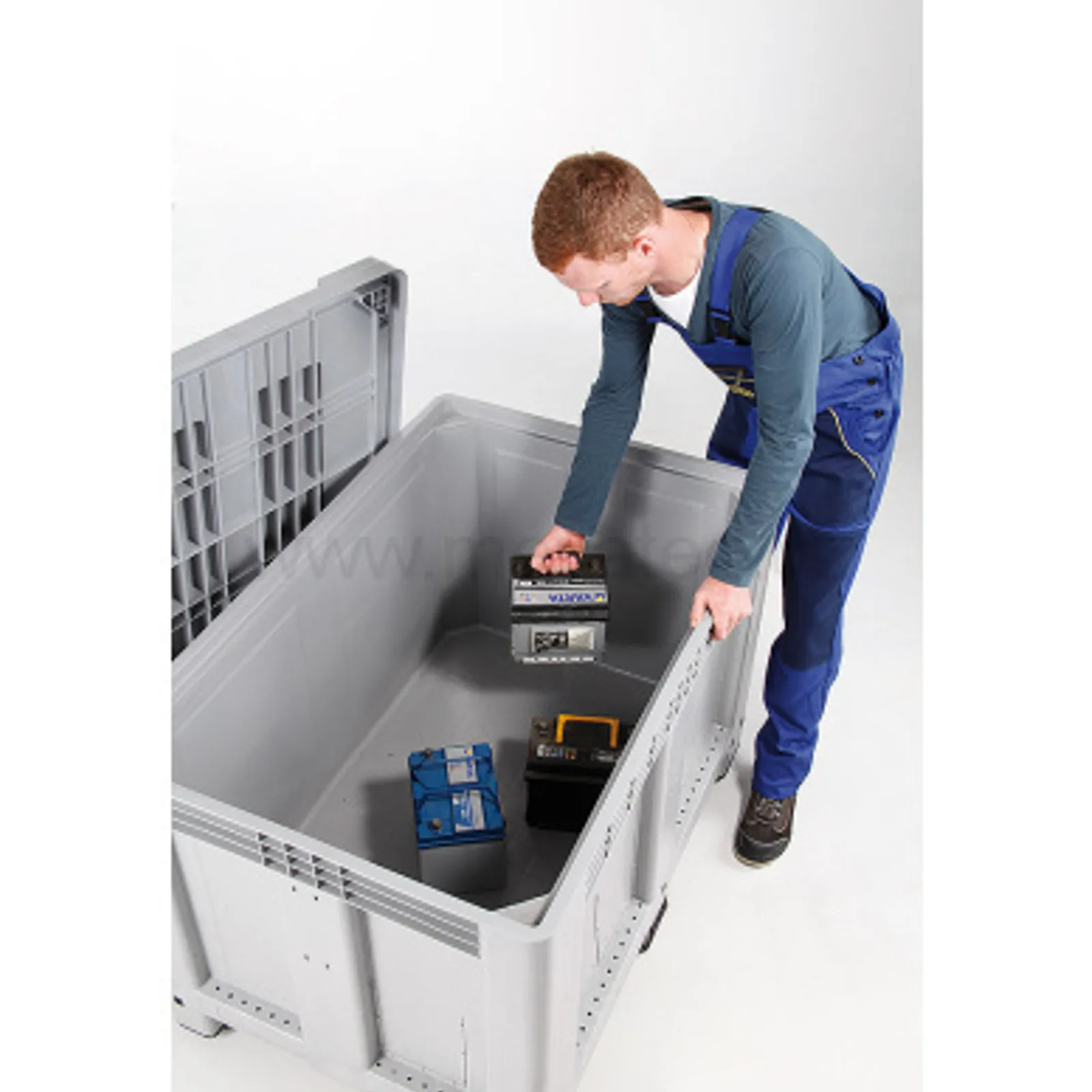 610L container box with pallet and lid 120x100x76 cm UN ADR 4