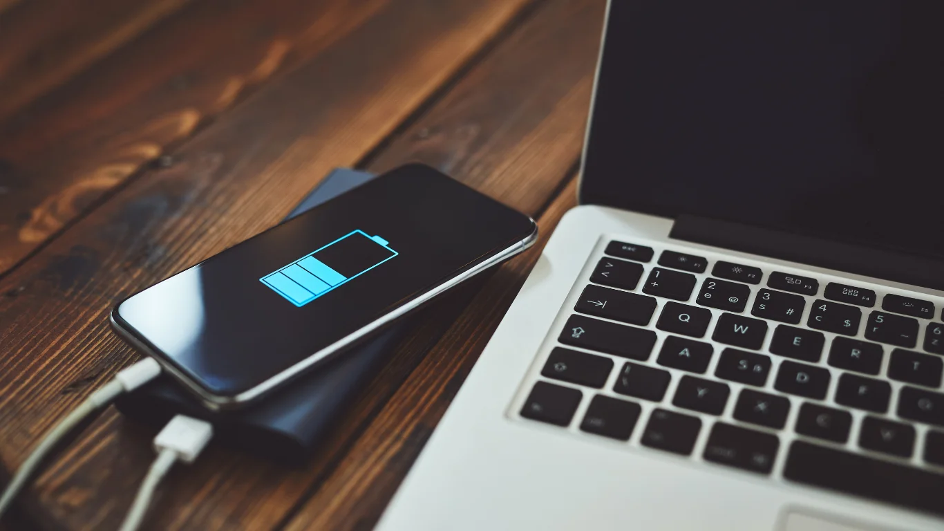 Telefontok, kábel, töltő, powerbank — minden, ami tech